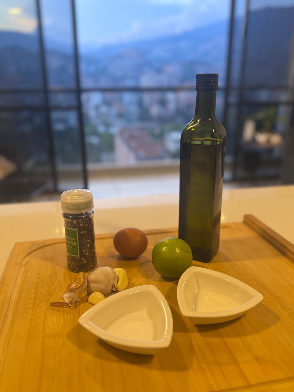 Aceite de aguacate en la cocina junto a limones, listo para cocinar saludable